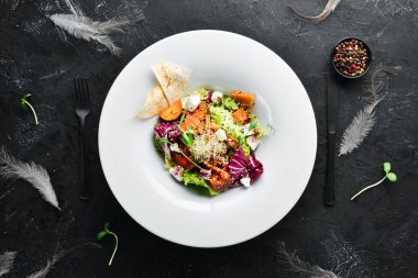 Beyaz peynirli lahanalı sebze salatası. Tabakta. Üst te. Metniniz için boş alan. Rustik stil.