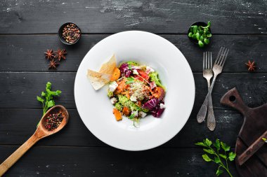Beyaz peynirli lahanalı sebze salatası. Tabakta. Üst te. Metniniz için boş alan. Rustik stil.