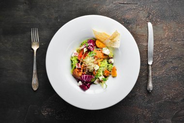 Beyaz peynirli lahanalı sebze salatası. Tabakta. Üst te. Metniniz için boş alan. Rustik stil.