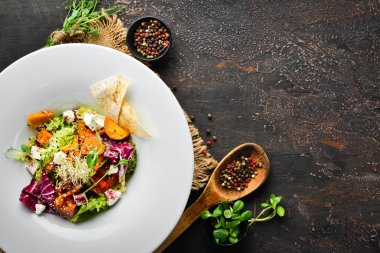 Beyaz peynirli lahanalı sebze salatası. Tabakta. Üst te. Metniniz için boş alan. Rustik stil.