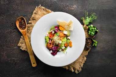 Beyaz peynirli lahanalı sebze salatası. Tabakta. Üst te. Metniniz için boş alan. Rustik stil.