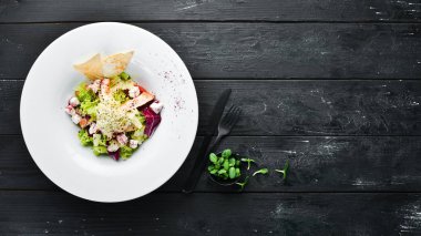 Tavuk fileto, ananas ve beyaz peynir ile sebze salatası. Tabakta. Üst te. Metniniz için boş alan. Rustik stil.