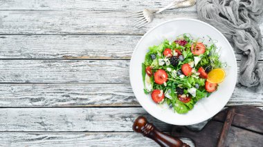 Salata. Arugula salatası, mavi peynir, çilek ve yaban mersini. Üstte görüntü.