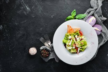 Peynirli sebze salatası, zeytin ve çeri domates. Tabakta. Üst te. Metniniz için boş alan. Rustik stil.