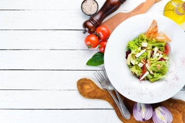 Peynirli sebze salatası, zeytin ve çeri domates. Tabakta. Üst te. Metniniz için boş alan. Rustik stil.