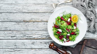 Salata. Arugula, mavi peynir ve pancar salatası. Üstte görüntü.