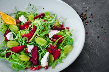 Salata. Arugula, mavi peynir ve pancar salatası. Üstte görüntü.