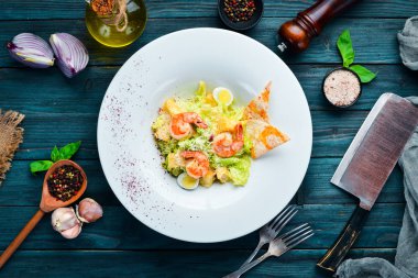 Karidesli Sebzeli Sezar Salatası. Tabakta. Üst te. Metniniz için boş alan. Rustik stil.