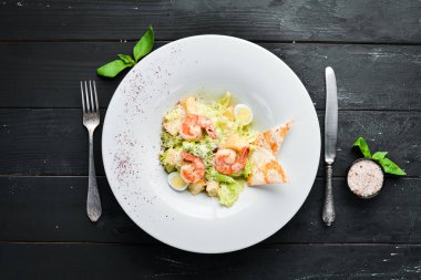 Karidesli Sebzeli Sezar Salatası. Tabakta. Üst te. Metniniz için boş alan. Rustik stil.