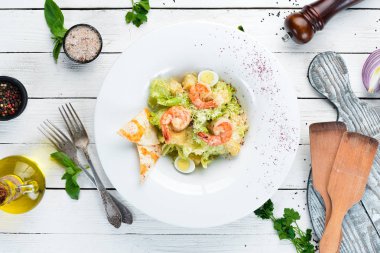 Karidesli Sebzeli Sezar Salatası. Tabakta. Üst te. Metniniz için boş alan. Rustik stil.