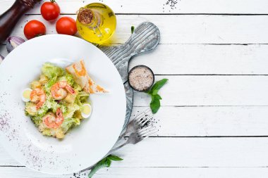 Karidesli Sebzeli Sezar Salatası. Tabakta. Üst te. Metniniz için boş alan. Rustik stil.