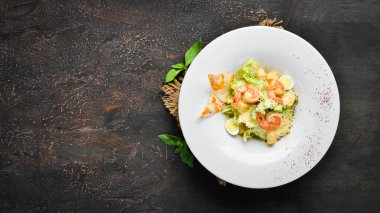 Karidesli Sebzeli Sezar Salatası. Tabakta. Üst te. Metniniz için boş alan. Rustik stil.