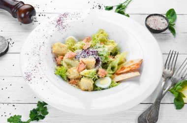 Somonlu sebzeli Sezar salatası. Tabakta. Üst te. Metniniz için boş alan. Rustik stil.