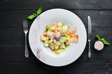 Somonlu sebzeli Sezar salatası. Tabakta. Üst te. Metniniz için boş alan. Rustik stil.