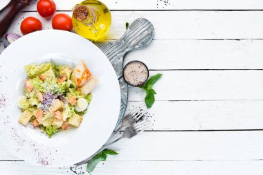 Somonlu sebzeli Sezar salatası. Tabakta. Üst te. Metniniz için boş alan. Rustik stil.