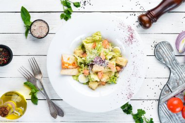 Somonlu sebzeli Sezar salatası. Tabakta. Üst te. Metniniz için boş alan. Rustik stil.