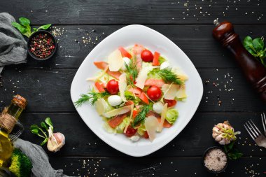 Somon ve Parmesan peynirli Sezar salatası. Üst te. ücretsiz kopyalama alanı.