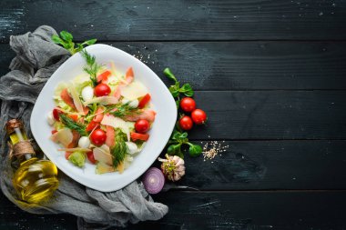 Somon ve Parmesan peynirli Sezar salatası. Üst te. ücretsiz kopyalama alanı.