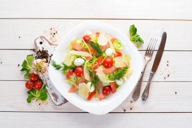 Somon ve Parmesan peynirli Sezar salatası. Üst te. ücretsiz kopyalama alanı.