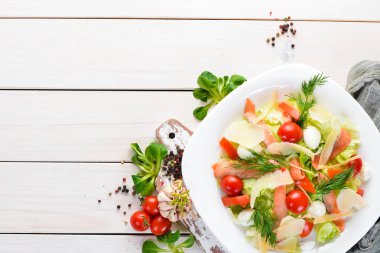 Somon ve Parmesan peynirli Sezar salatası. Üst te. ücretsiz kopyalama alanı.