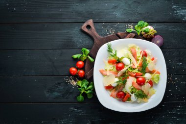 Somon ve Parmesan peynirli Sezar salatası. Üst te. ücretsiz kopyalama alanı.