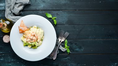 Tavuklu Sebzeli Sezar Salatası. Tabakta. Üst te. Metniniz için boş alan. Rustik stil.