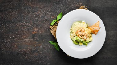 Tavuklu Sebzeli Sezar Salatası. Tabakta. Üst te. Metniniz için boş alan. Rustik stil.