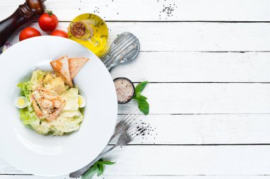 Tavuklu Sebzeli Sezar Salatası. Tabakta. Üst te. Metniniz için boş alan. Rustik stil.