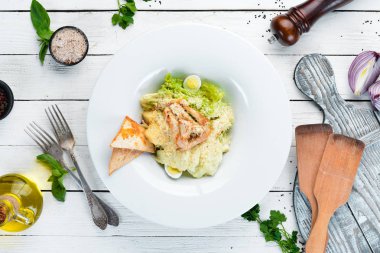 Tavuklu Sebzeli Sezar Salatası. Tabakta. Üst te. Metniniz için boş alan. Rustik stil.