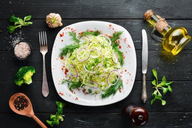 Bir tabakta taze lahana ve maydanoz salatası. Eski arka planda. ücretsiz kopyalama alanı.