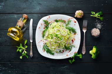 Bir tabakta taze lahana ve maydanoz salatası. Eski arka planda. ücretsiz kopyalama alanı.