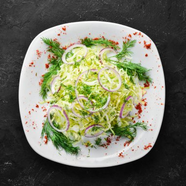 Bir tabakta taze lahana ve maydanoz salatası. Eski arka planda. ücretsiz kopyalama alanı.