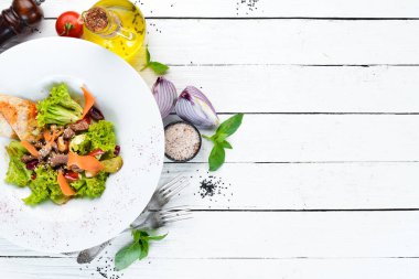 Dana eti ve mantarlı sebze salatası. Tabakta. Üst te. Metniniz için boş alan. Rustik stil.