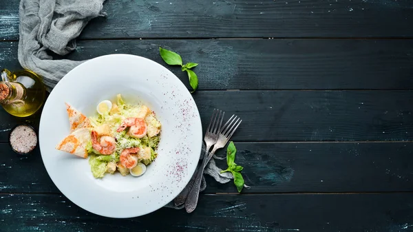 Salada César Vegetal Com Camarão Prato Vista Superior Espaço Livre — Fotografia de Stock