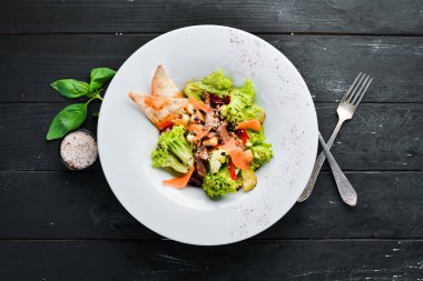 Dana eti ve mantarlı sebze salatası. Tabakta. Üst te. Metniniz için boş alan. Rustik stil.