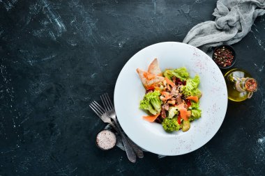 Dana eti ve mantarlı sebze salatası. Tabakta. Üst te. Metniniz için boş alan. Rustik stil.