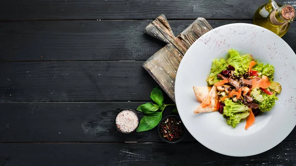 野菜サラダ 牛とキノコ 皿の中だトップビュー テキストの空き領域 素朴なスタイル — ストック写真