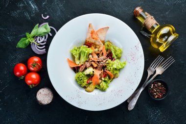 Dana eti ve mantarlı sebze salatası. Tabakta. Üst te. Metniniz için boş alan. Rustik stil.