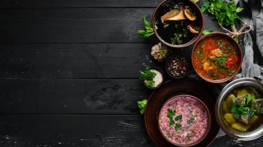 Ukrayna mutfağı. Mantarlı borsch çorbası, balık çorbası. Üst te. Metniniz için boş alan. Rustik stil.