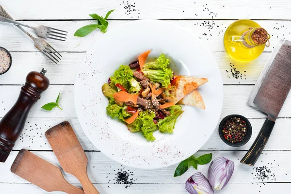 Dana eti ve mantarlı sebze salatası. Tabakta. Üst te. Metniniz için boş alan. Rustik stil.