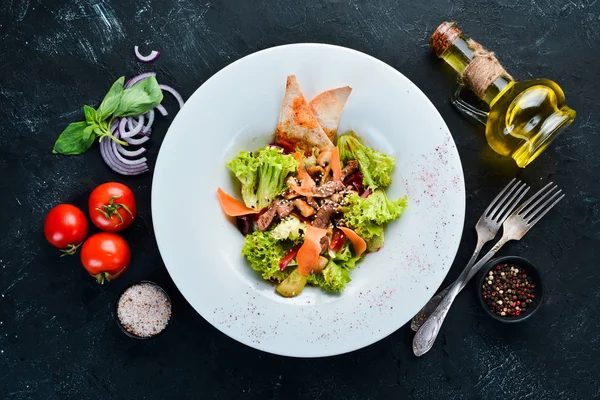 Dana eti ve mantarlı sebze salatası. Tabakta. Üst te. Metniniz için boş alan. Rustik stil.