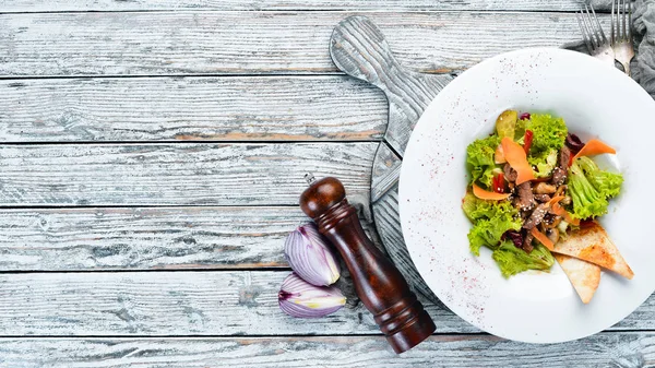 Dana eti ve mantarlı sebze salatası. Tabakta. Üst te. Metniniz için boş alan. Rustik stil.