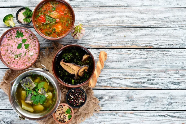 Oekraïense Gerechten Borsch Soep Met Champignons Vissoep Bovenaanzicht Vrije Ruimte — Stockfoto