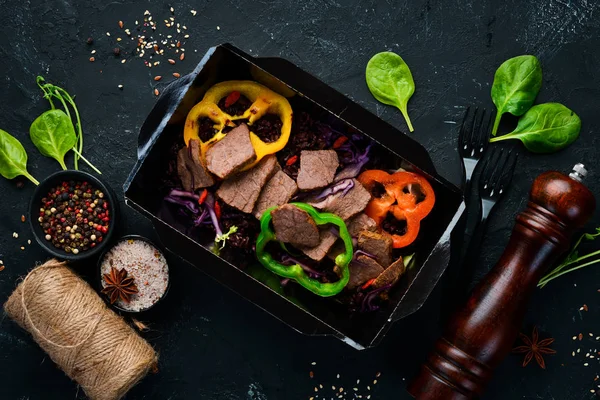 Gezond Voedsel Dieet Concept Kalfsvlees Met Zwarte Rijst Groenten Restaurant — Stockfoto