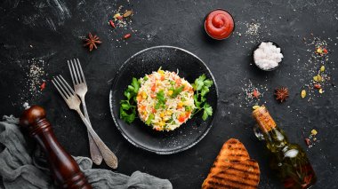 Haşlanmış pirinç ve sebze. Risotto Siyah bir tabakta. Üst te. Ücretsiz kopyalama alanı.