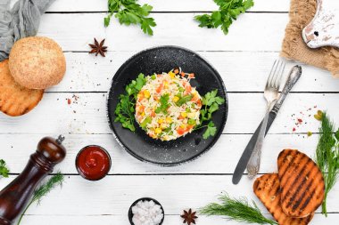 Haşlanmış pirinç ve sebze. Risotto Siyah bir tabakta. Üst te. Ücretsiz kopyalama alanı.