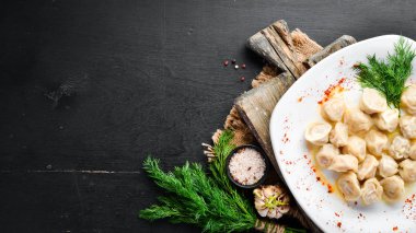 Etli ravioli. Köfte Üst görünüm. Metniniz için boş alan. Rustik stil.