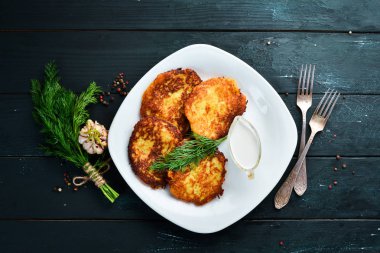 Ekşi kremalı patates krepi. Ukrayna Geleneksel Mutfağı. Üst te. Metniniz için boş alan. Rustik stil.