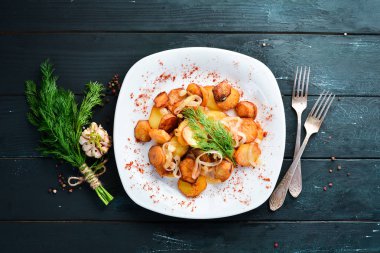 Patatesler soğanla kızartılır. Üst te. Metniniz için boş alan. Rustik stil.