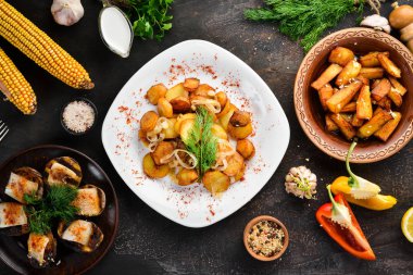 Patatesler soğanla kızartılır. Üst te. Metniniz için boş alan. Rustik stil.